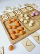 Математична дерев'яна дошка Монтессорі Threewood для вивчення цифр з картками та з помаранчевими вовняними кульками, для дітей від 3 років, розміром 30x20см - изображение 3