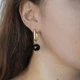 Серьги натуральный камень Агат черный + вставки фур-ра гип-ный сплав цвет золото d-12х6мм L-37мм - изображение 2
