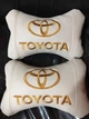 Набір автомобільних подушок на підголівник Toyota / Тойота (2шт) білі із золотим логотипом - зображення 1