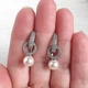 Сережки трансформери Hand Made з перлами Swarovski класичного білого кольору - зображення 2
