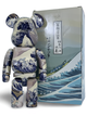Статуетка Bearbrick x Kanagawa Surf 400% 28 см Medicom Toy Могутні хвилі - зображення 1