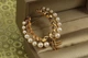 Брошь Xuping Jewelry Жемчужная подкова 4,5 см золотистая - изображение 1