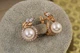 Серьги Xuping Jewelry Лавры с жемчугом 1,6 см золотистые - изображение 2