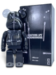 Статуетка Bearbrick x BAPE x Neighborhood 400% 28 см Акула Medicom Toy в костюмі. - зображення 1