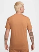 Футболка хлопковая мужская Nike M Nsw Club Tee AR4997-224 S Коричневая (197597686288) - изображение 2