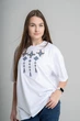 Жіноча oversize футболка з вишивкою на грудях у білому кольорі "Меланія" L-XL - зображення 2