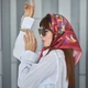 Шовкова хустина UAMAZE з Самчиківським розписом "Квітка Життя" 65х65см червона - зображення 2