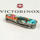 Ніж Victorinox Huntsman Zodiac 91 мм Бойовий дракон (1.3713.7_Z3230p) - зображення 12