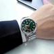 ORIENT RA-AR0008E10B - это наручные часы в зелено-серебристом цвете. - изображение 2
