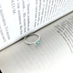 Срібна каблучка з натуральним смарагдом 0.66ct, фіанітами, вага виробу 1,99 гр (2162322) - зображення 2
