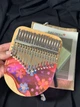 Калимба Музыкальный Инструмент Океан Цветов 17 key /язычков Kalimba Pink Queen Flowers - изображение 11