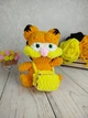 Вязаная мягкая плюшевая игрушка кот амигуруми "Котик Гарфилд с сумкой лазанья" серия: зверюшки с сумками, оранжевый, рыжий, 18 см ручная работа - изображение 1