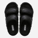 Klapki damskie z futerkiem Crocs Classic Cozzy Overpuff Sandal 210074-001 36-37 (M4/W6) Czarne (0196265733576) - obraz 4