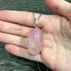 Кулон с натуральным камнем Кварц розовый овальной формы на цепочке ювелирная сталь упакован в коробочку (12496) - изображение 5