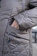 Женское зимнее длинное пальто больших размеров Delfy 56 темно-оливковый 502852 - изображение 7