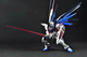 Модель для складання Bandai Real Grade Freedom Gundam Bl 1:144 (4573102616142) - зображення 6