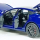 Машинка Автопром "Tesla Модель S с зарядной станцией" синяя, 1:24 (18 см) AP7713-2 - изображение 3