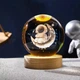 Світлодіодний нічник Lem Berger, LED 3D-світильник, кришталева куля Астронавт на Місяці, діаметр 8 см, живлення USB, 3309883 - зображення 1