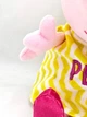 Плюшева іграшка Свинка Пеппа 25 см у жовтій сукні в смужку Peppa із родини Пеппа Рожева - зображення 5