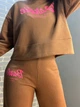 Костюм женский Quzen 485-485 свитшот короткий BARBIE брюки палаццо широкие S коричневый - изображение 3