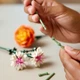 Конструктор LEGO Botanicals Милый розовый букет цветов 749 деталей (10342) - изображение 5