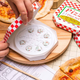 Zestaw kości Q-Workshop Pizza Dice Kit Pepperoni 7 elementów (5907699497454) - obraz 8