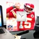 Часы "Патрик Махоумс. Patrick Mahomes" игрок NFL, для фанатов НФЛ, американский футбол, подарок для спальни, клуба, бара - изображение 3