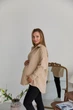 Женская рубашка для беременных стиля oversize из микровельвета Varna размер 2XL-3XL Lullababe бежевая - изображение 4