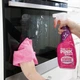 Набор для мытья окон The Pink Stuff Window Cleaning Kit (спрей 850 мл с розовым уксусом для стекла и зеркал The Pink Stuff Window & Glass Cleaner Spray Rose Vinegar, 2 микрофибра и ручка для насадок) - изображение 11