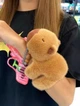 Мягкая игрушка Капибара с рюкзаком на руку цепляющейся лапами 18 см Браслет Коричневый - изображение 7