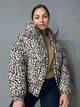 Куртка женская Lady Yep 9006 короткая с капюшоном леопардовый принт на резинке демисезонная 42 бежевая - изображение 6