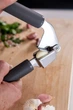 Прес для часнику KitchenAid Coreline сірий 19 см (KAS132OHCGG) - зображення 7