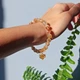 Браслет на резинке натуральный Цитрин граненый + подвеска Сердце, гипоаллергенный сплав цвет золото d-8мм L-17-18см - изображение 3