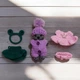 М'яка плюшева іграшка handmade Котик 10,5 см з 3-ма комплектами одягу, люлькою, матрацем, подушкою і ковдрою амігурумі в'язаний гачком - зображення 6