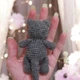 М'яка плюшева іграшка handmade Котик 10,5 см з 3-ма комплектами одягу, люлькою, матрацем, подушкою і ковдрою амігурумі в'язаний гачком - зображення 9