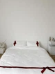 Комплект постільної білизни DreamCraftedBedding «Бантик» Молочний з червоним бантиком Півтораспальний 150x215 Сатин - зображення 7