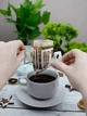 Дріп пакети для кави фільтр для заварювання пакетики drip bag filters порційні кавові фільтри порожні одноразові з вушками на чашку 100 шт паперові біорозкладні в чашці швидке заварювання вдома в офісі в дорозі компактні зручні для чаю в упаковці - зображення 5