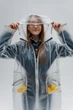 Жіночий дизайнерський плащ тренч дощовик Parasol'ka Transparent зі срібним окантуванням прозорий матовий (S-M). Демісезонний дощовик жіночий. – водонепроникний плащ для подорожей, міста та туризму - изображение 2
