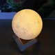 Настільний 3D світильник Місяць нічник на дерев'яній підставці з сенсорним управлінням 5 кольорів світіння 15 см - зображення 6
