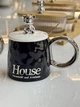 Кружка керамічна Olens з кришкою і ложкою "House" 380 мл подарункова упаковка (8030-340) - зображення 1