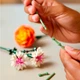 Конструктор LEGO Botanicals Милый розовый букет цветов 749 деталей (10342) - изображение 10