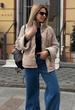 Модна демісезонна стьобана коротка куртка з в'язаними рукавами бежевий 42-46 КМ 31051 - зображення 3