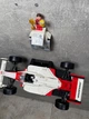 Настінне 3D Кріплення для Фірмового конструктора Icons McLaren MP4/4 Ayrton Senna Айртон Сенна (10330) з додатковим кріпленням для міні-фігурки та Таблички - Чорне - зображення 3