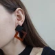 Cерьги ромбы пластиковые MK0856 DeKolie коричневый с черным - изображение 2
