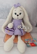 М'яка іграшка handmade Зайчик 45 см молочний в знімній бузковій сукні з сумочкою в'язаний гачком амігурумі - зображення 1