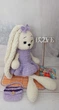 М'яка іграшка handmade Зайчик 45 см молочний в знімній бузковій сукні з сумочкою в'язаний гачком амігурумі - зображення 4