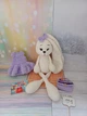 М'яка іграшка handmade Зайчик 45 см молочний в знімній бузковій сукні з сумочкою в'язаний гачком амігурумі - зображення 9