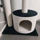 Когтеточка дряпка с большим домиком и лежанкой для крупных котов кошек 80х70х55см бело черный - изображение 5