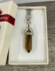 Кулон с натуральным камнем Тигровый глаз коричневый в форме кристалла шестигранника на брелоке для ключей сталь в сувенирной коробочке (11538) - изображение 4