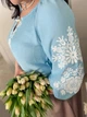 Блуза женская из креп-жатки с принтом в стиле вышивки весенняя летняя G&M k-116488 52-54 Размер цвет Голубой - изображение 3